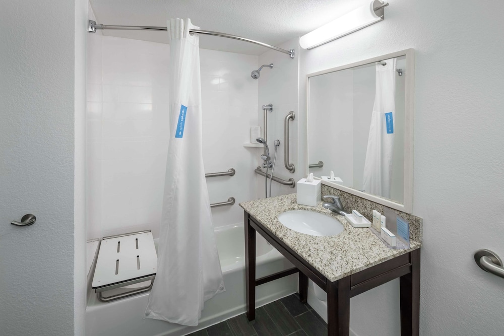 Hampton Inn & Suites Miami Doral Dolphin Mall - photo 25