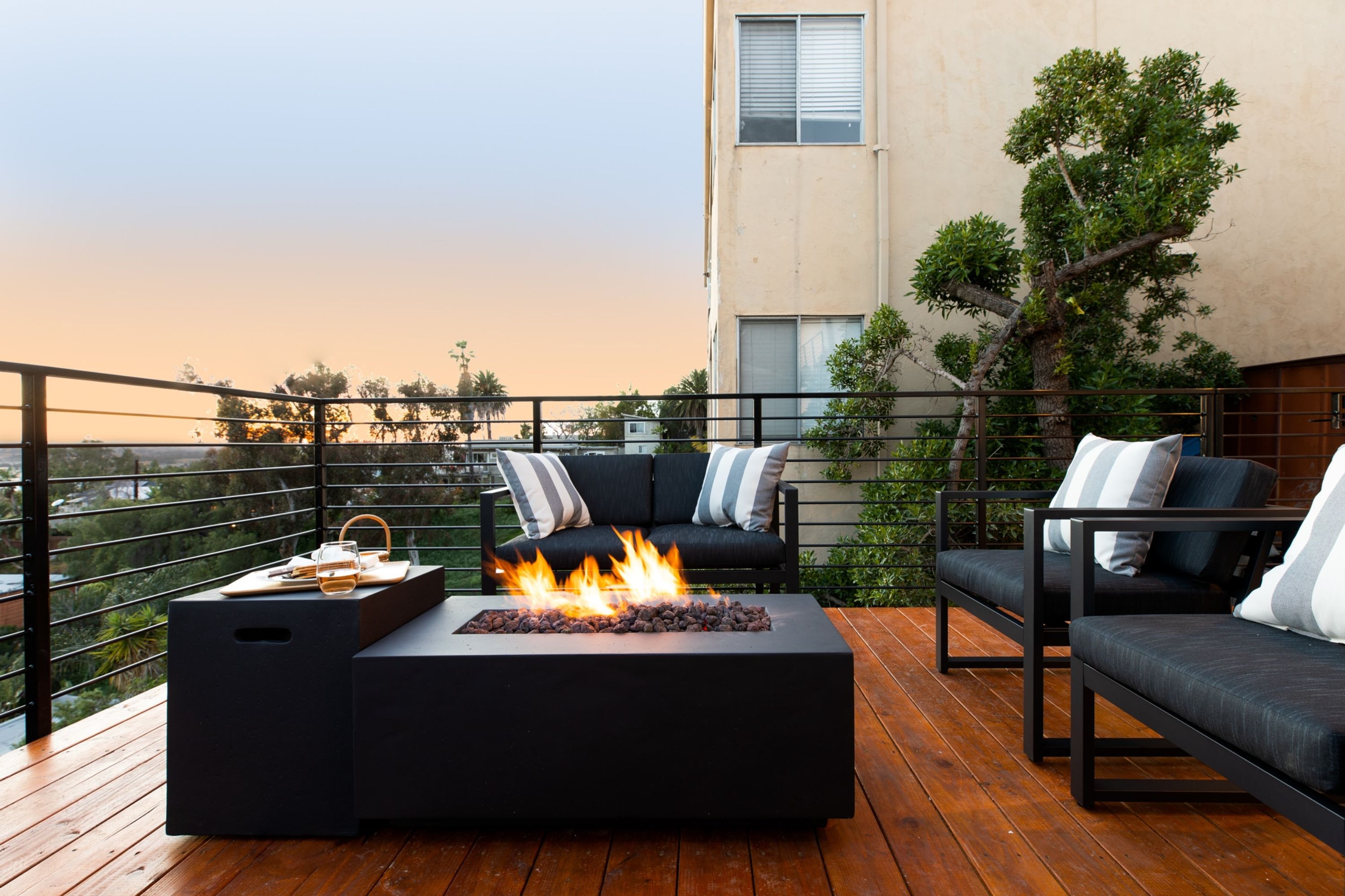 Avalon III by Avantstay Mins to Gaslamp Zoo & Airport Beautiful Deck w BBQ - photo 6