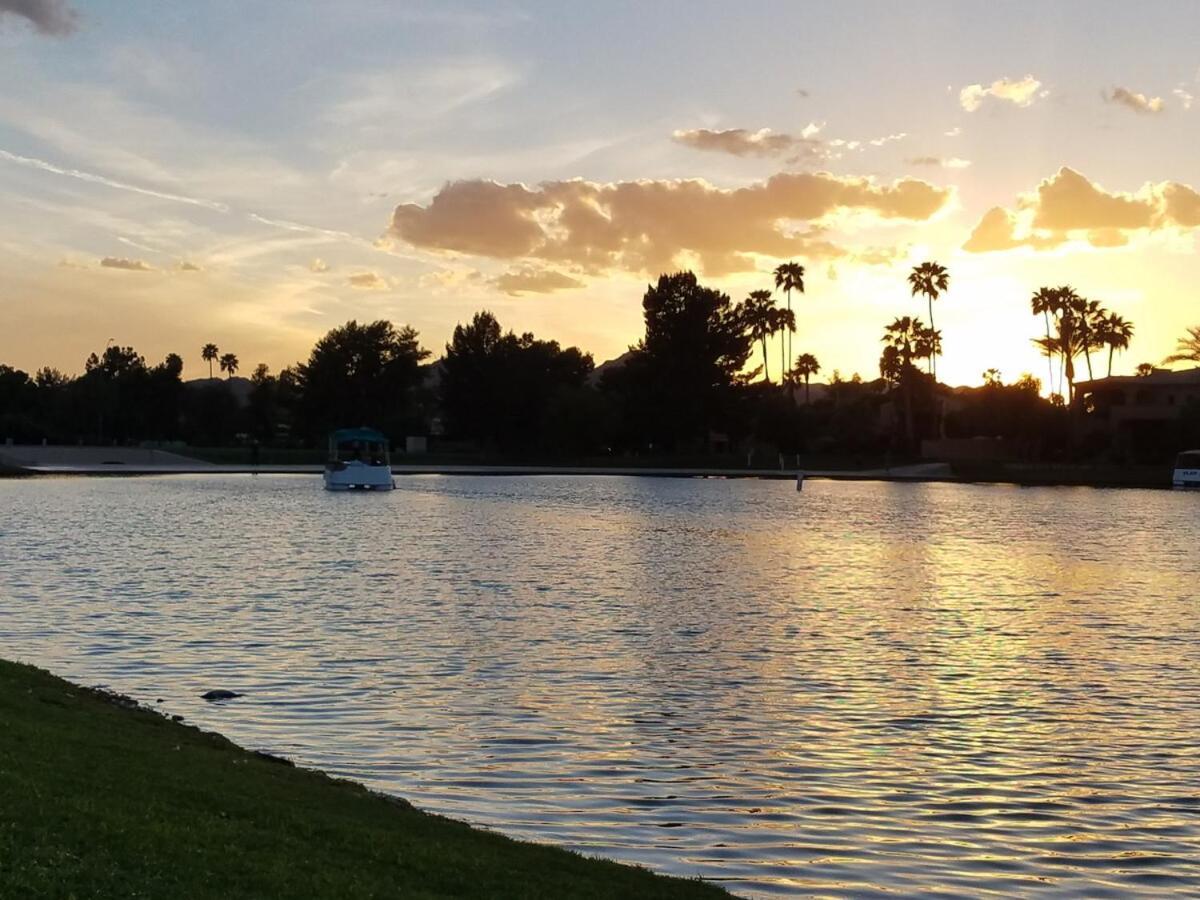 Waterfront amazing View W Fireworks private gated in Scottsdale, United States