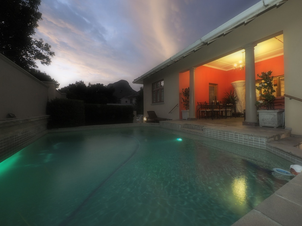 Redbourne Hilldrop Guesthouse B&B — 4-Star Luxury Hotel in Cape Town, South Africa