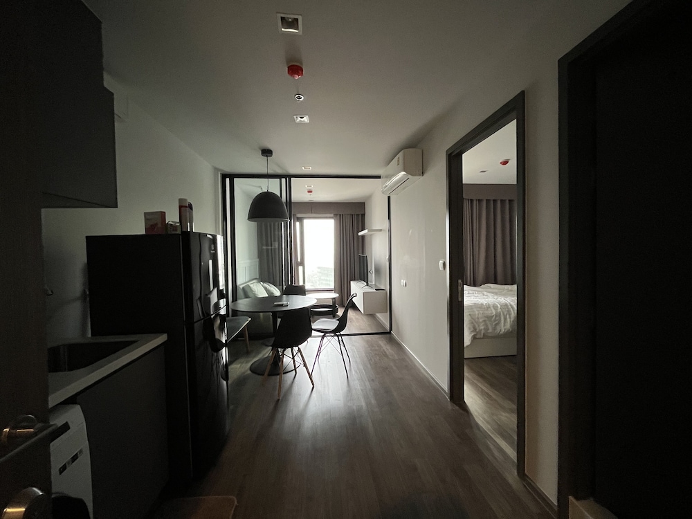 1 bed plus condo near JJ market