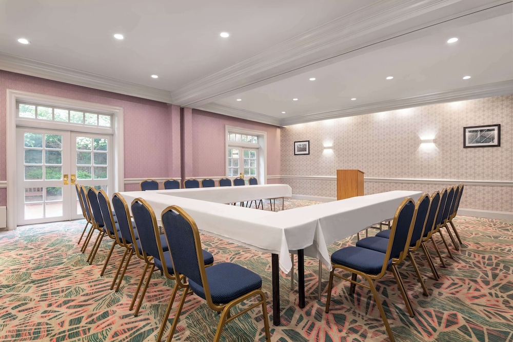 Hampton Inn & Suites Stamford - photo 42