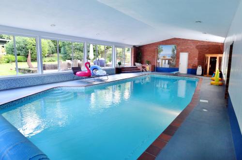 Luxury Property Swimming Pool Outdoor Kitchen Games Room Hot Tub — Usk