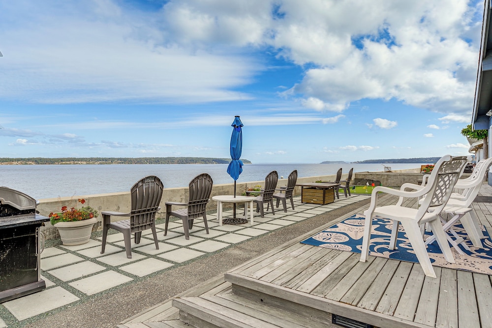 Beachfront Whidbey Island Home and Apartment — 4-Star Luxury Hotel in Langley, United States