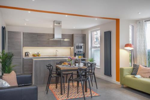Apartment Three Free Private Car Park sleeps 6 3 shower rooms by Ocean City Retreats — 4-Star Luxury Hotel in Plymouth, United Kingdom