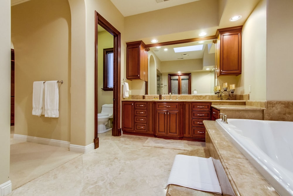 Tropical 5BR La Jolla Retreat by NamaStay - photo 9