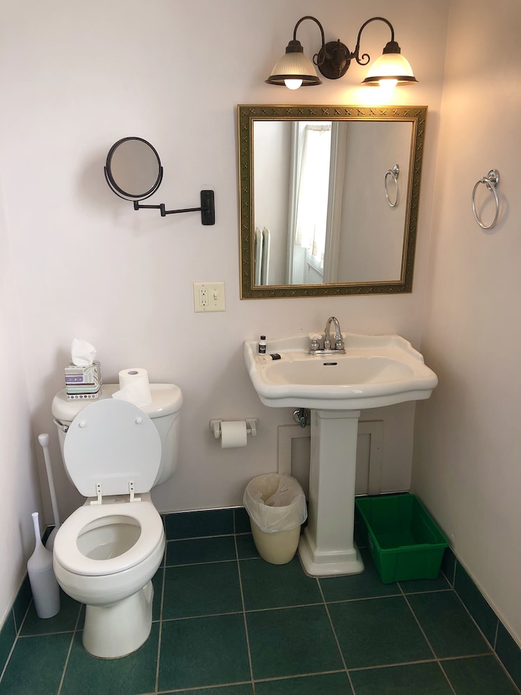 Rogues Harbor Inn - photo 34