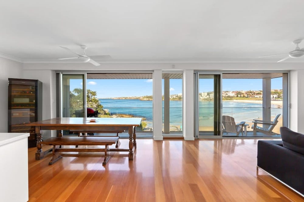 Beachfront Luxury 3 Beds with Ocean View Balcony — 4-Star Luxury Hotel in Sydney, Australia