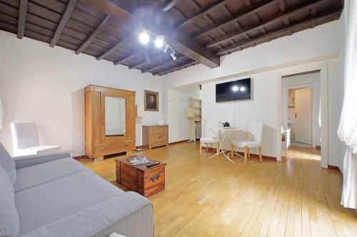 Colosseum Apartment Renovated Via Frangipane — 4-Star Luxury Hotel in Rome, Italy
