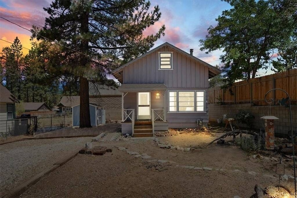 Big Bear Bungalow Modern Aesthetics Meet Mountain Charm In This Newly Remodeled Two story Home 2 Bedroom Home — 4-Star Luxury Hotel in Big Bear Lake, United States