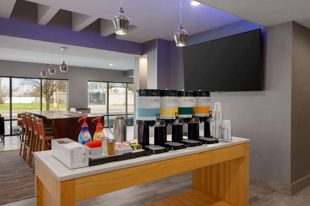La Quinta Inn & Suites by Wyndham St Louis Route 66 - photo 31