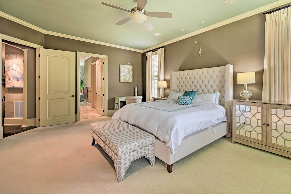 Upscale Family Home with Dock on Lake Hartwell — 4-Star Luxury Hotel in Hartwell, United States