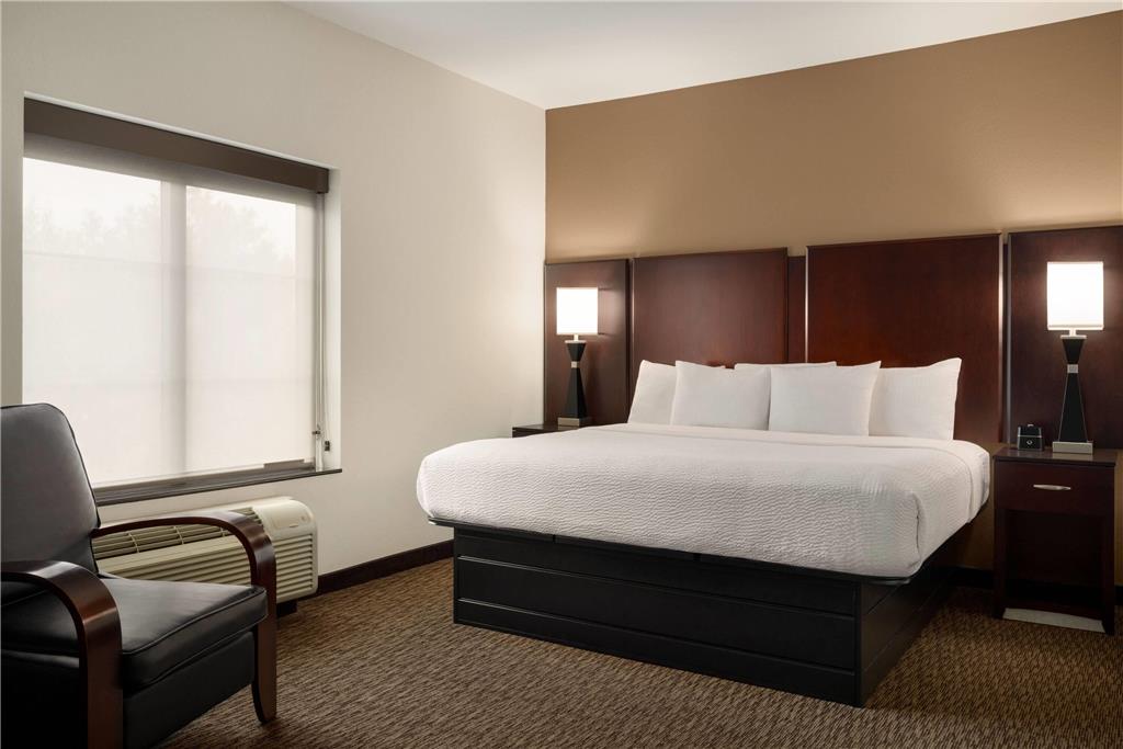 La Quinta Inn & Suites by Wyndham Memphis Wolfchase - photo 41
