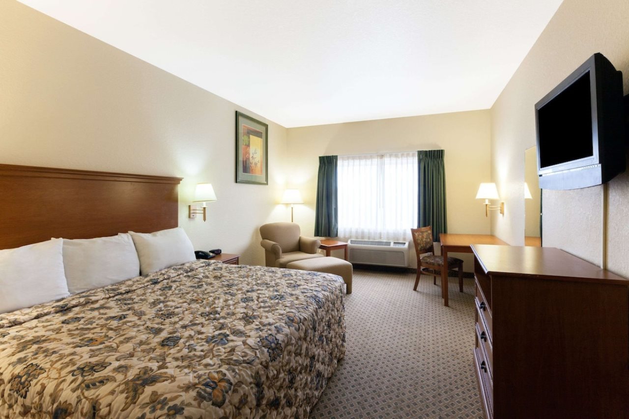 Days Inn by Wyndham San Antonio at Palo Alto - photo 17