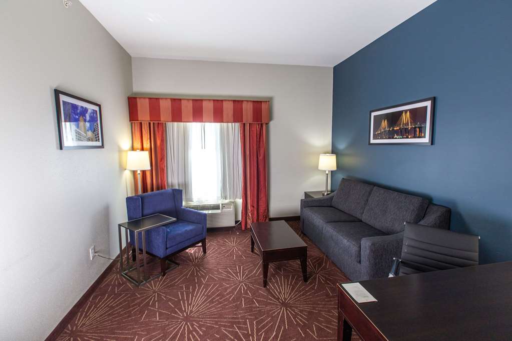La Quinta Inn & Suites by Wyndham Houston East at Normandy - photo 29