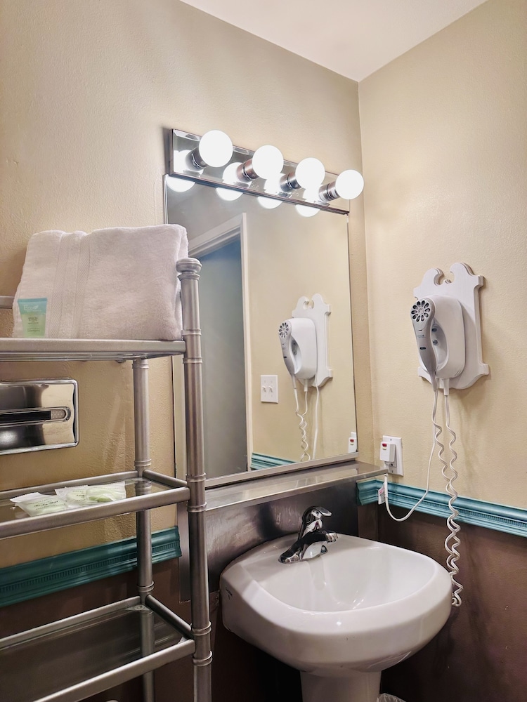 Foghorn Harbor Inn - photo 47