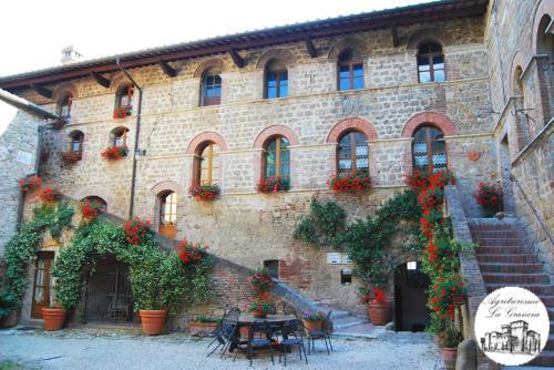 Agriturismo Castello La Grancia di Spedaletto — 4-Star Luxury Hotel in Pienza, Italy