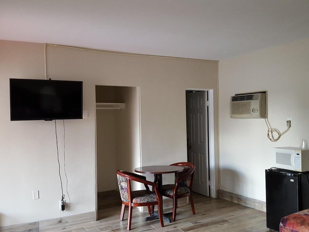 Three Oaks Motel - photo 5