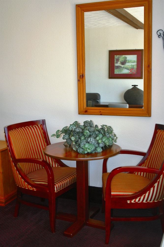 Statue Road Inn - photo 16