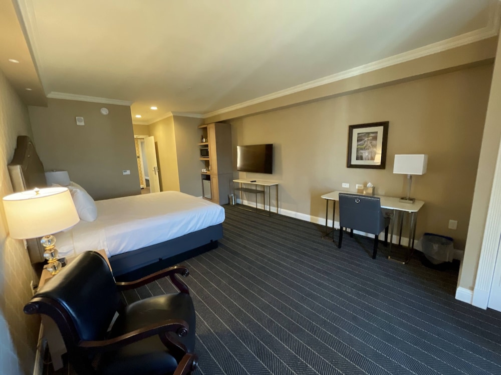 Majestic Inn & Spa - photo 11