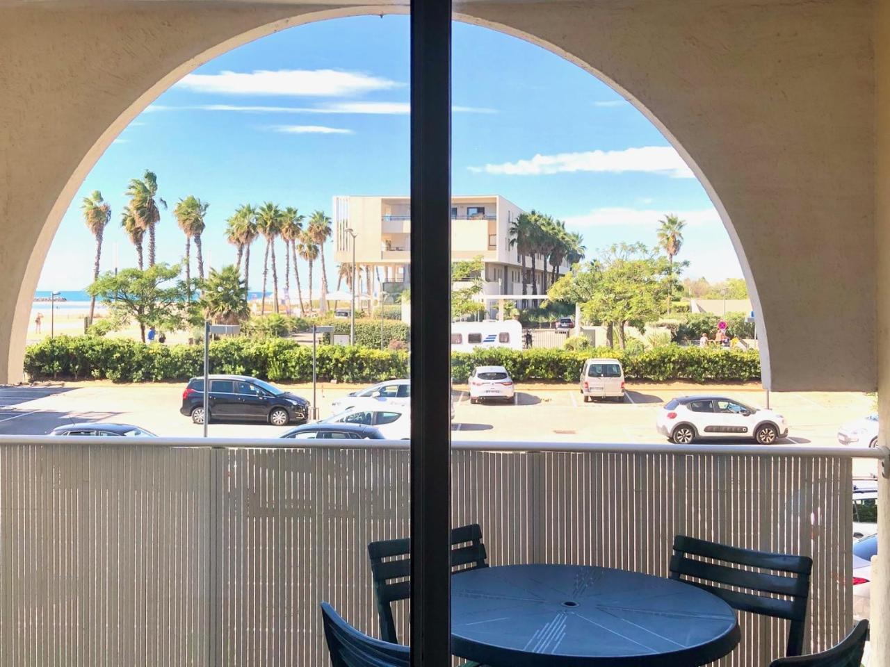 Spacieux T3 climatisé classé 4étoiles à 50m des plages dans une résidence de standing protégée in Sete, France