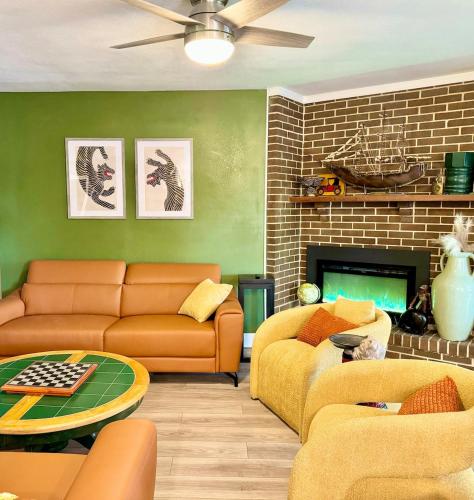 Happy Palette Home Close to downtown Fenced yard — 4-Star Luxury Hotel in Sanford, United States