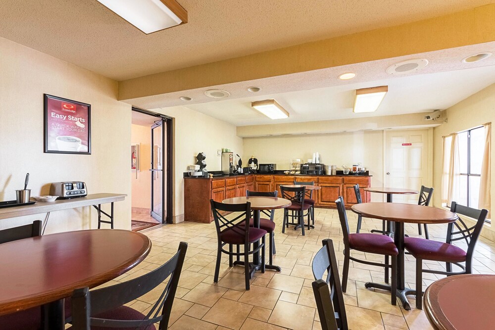 Econo Lodge Inn & Suites Bentonville Rodgers - photo 31