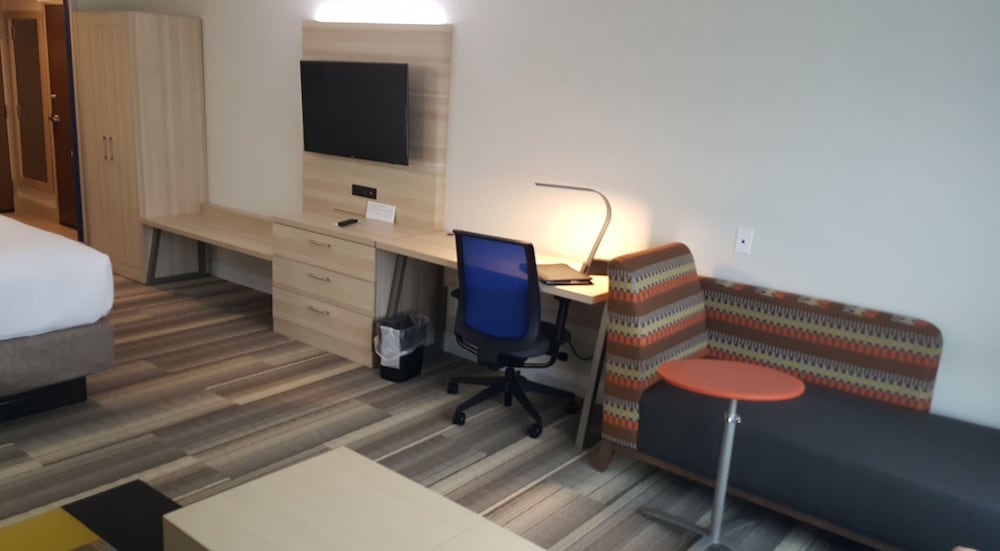 Holiday Inn Express & Suites Toledo West by IHG - photo 5