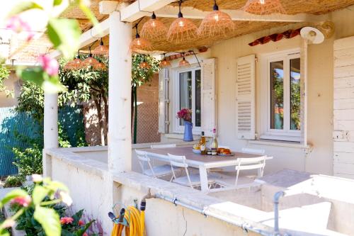 Maisonnette Vue Mer Au Pradet — Le Pradet