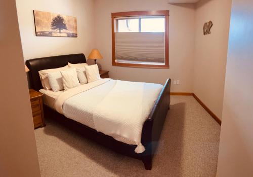 Wanna get away in the Rocky Mountains — 4-Star Luxury Hotel in Canmore, Canada