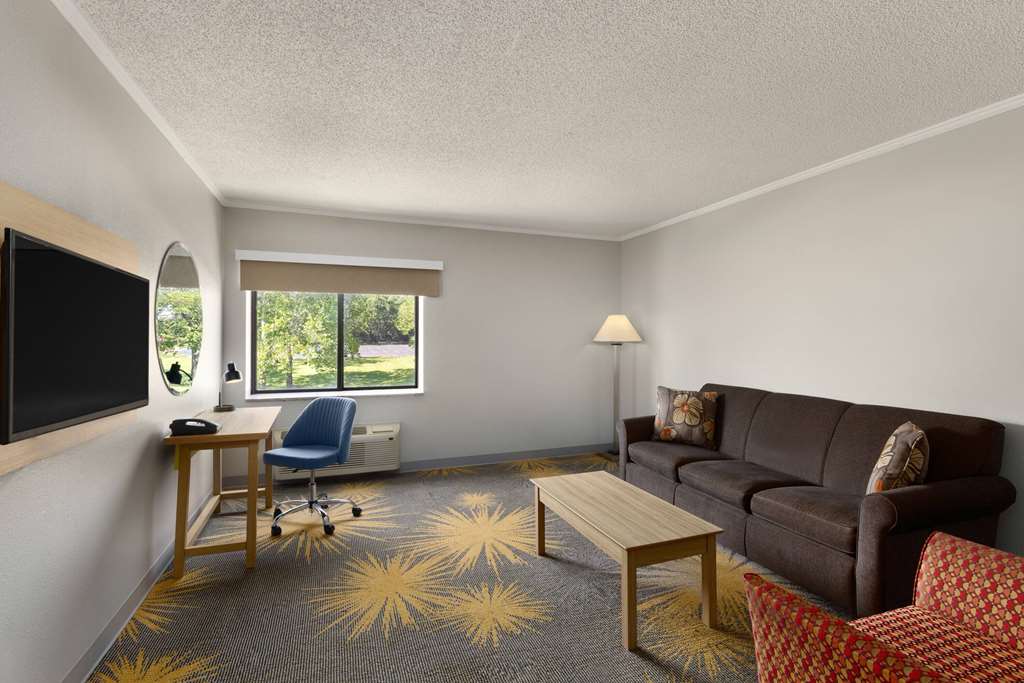 Days Inn & Suites by Wyndham Kansas City South - photo 24