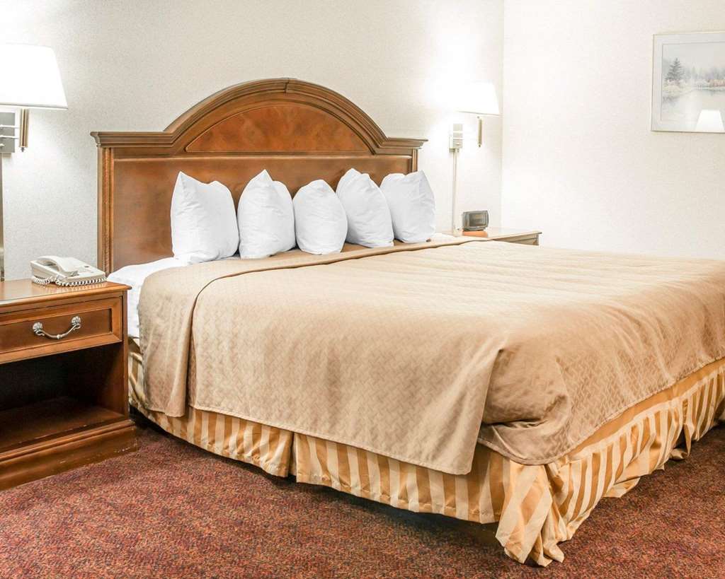Quality Inn & Suites Mackinaw City Beachfront - photo 11