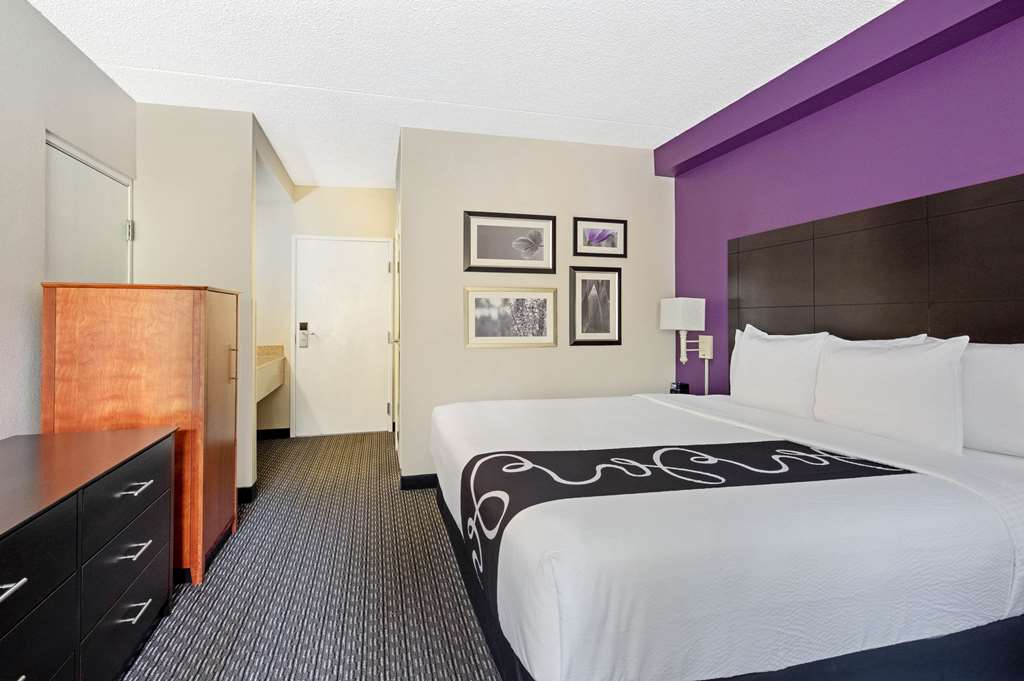 La Quinta Inn & Suites by Wyndham Miami Airport East - photo 44