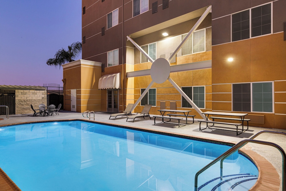 Holiday Inn Express and Suites Bakersfield Central by IHG - photo 21