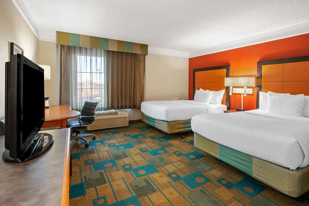 La Quinta Inn & Suites by Wyndham Albuquerque West - photo 14