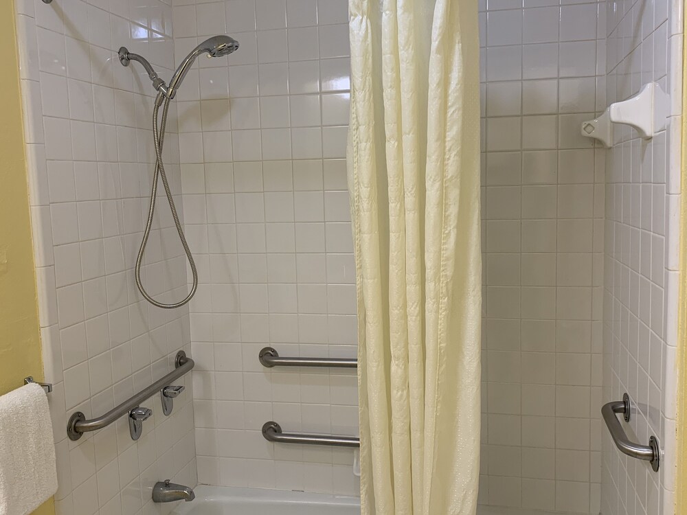 Relax Inn & Suites - photo 10
