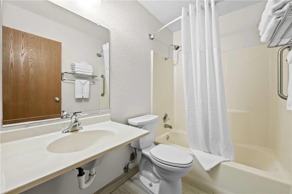 Super 8 by Wyndham Alexandria MN - photo 17