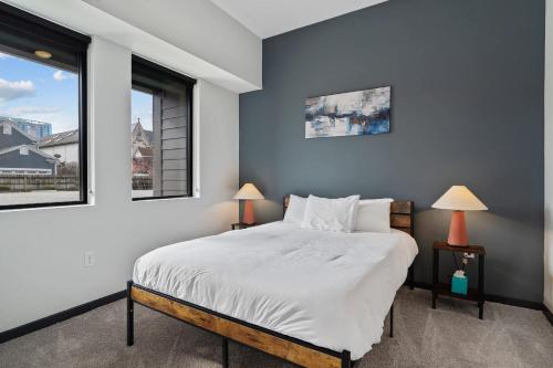 CozySuites Mass with parking lounge & roof deck #23 — 4-Star Luxury Hotel in Indianapolis, United States
