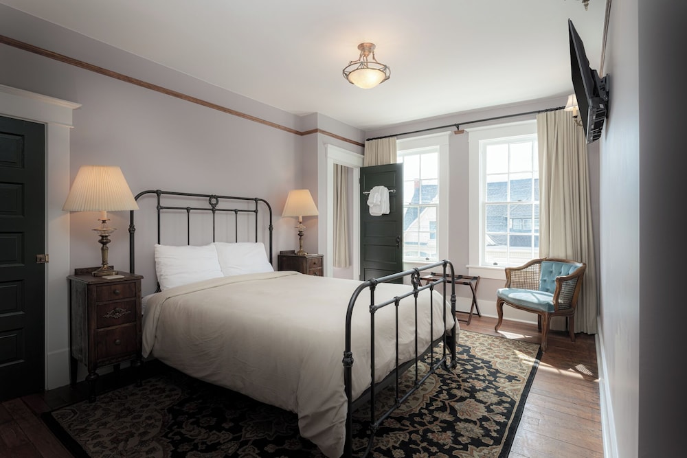The NuWray Hotel & Carriage House - photo 14
