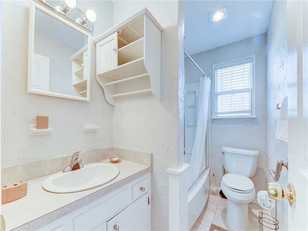 Coastal Charm 2 Bedrooms Ocean Front Sleeps 6 - photo 17