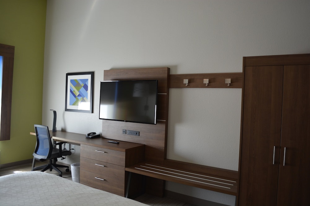 Holiday Inn Express & Suites Liberal by IHG - photo 40
