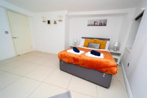 Spacious Flat with Patio & Parking in city centre