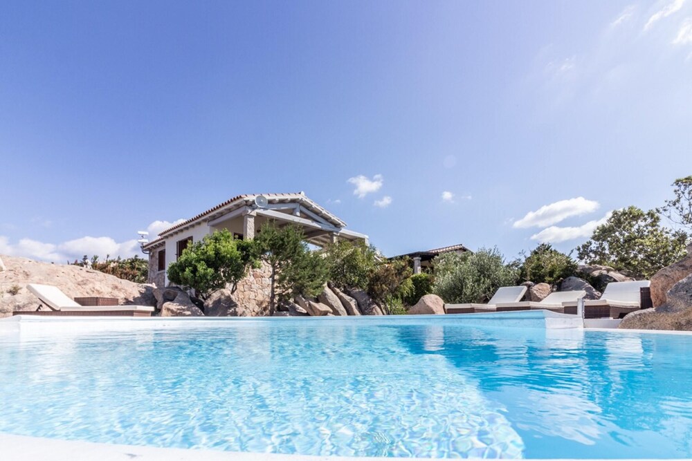 Villa with 4 bedrooms in Cala Ginepro with wonderful sea view private pool enclosed garden 5 km from the beach — 4-Star Luxury Hotel in San Teodoro, Italy