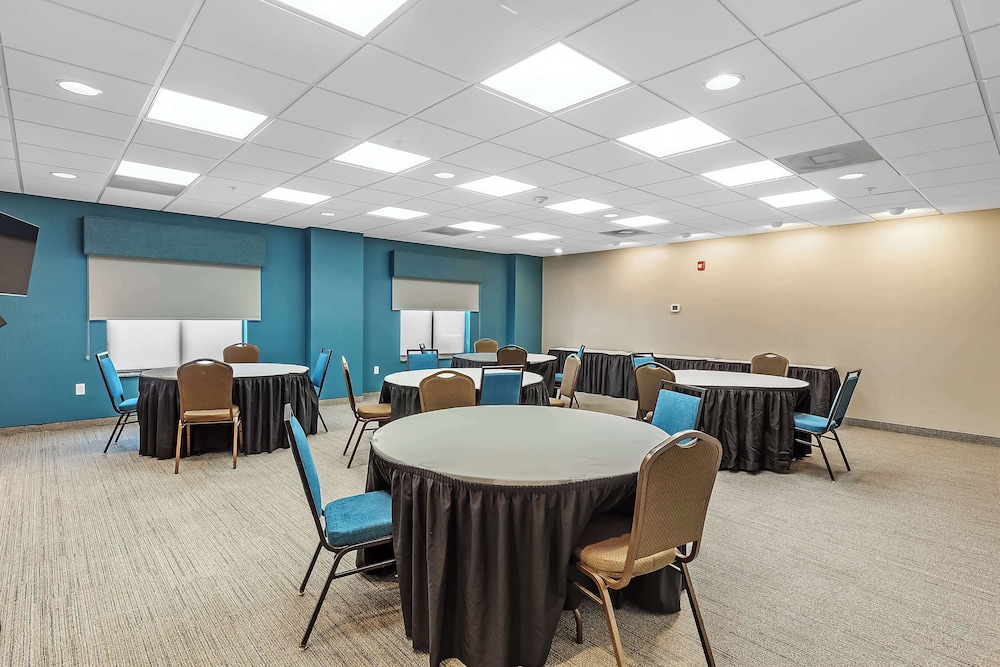 Hampton Inn Atmore - photo 28