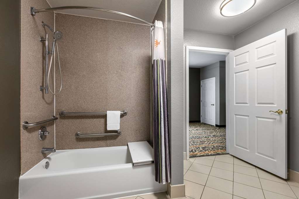 La Quinta Inn & Suites by Wyndham Belton Temple South - photo 38