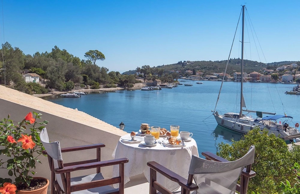 The Harbour House Waterfront 1 Bedroom Suite — 4-Star Luxury Hotel in Gaios, Greece