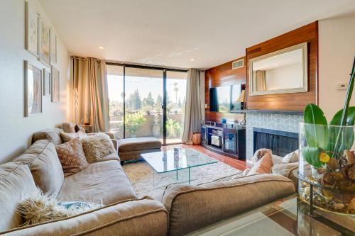 Granada Hills Condo with Community Pool and Workspace — 4-Star Luxury Hotel in Los Angeles, United States