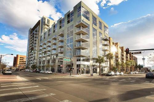 Loft Lv8 Elegant Urban Oasis in Downtown Vegas