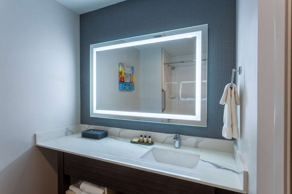 La Quinta Inn & Suites by Wyndham Shorewood - photo 27
