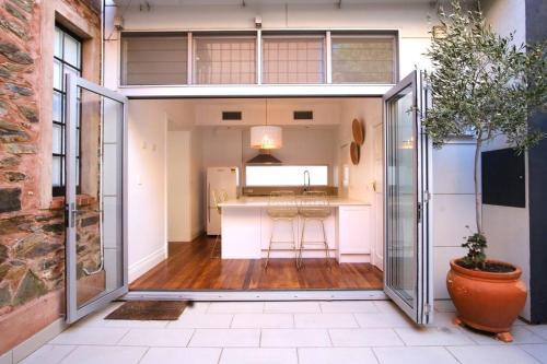 Spacious CBD terrace 3 beds wifi and parking in Adelaide, Australia